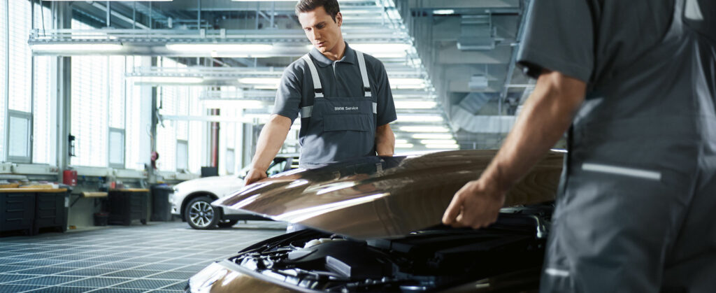 Stellenanzeige Header Karosseriebautechniker-Lehrling_Motorhaube_montieren