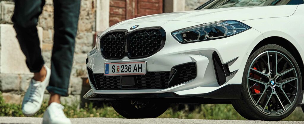 BMW Stellenheader zum Teilevertriebsmanagement - Mann vor BMW