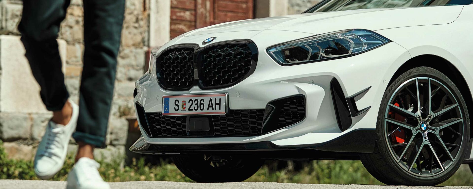 BMW Stellenheader zum Teilevertriebsmanagement - Mann vor BMW